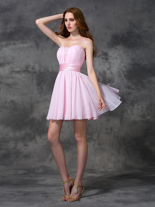 Abiti corti in chiffon senza maniche con scollo a cuore e balza a trapezio/principessa