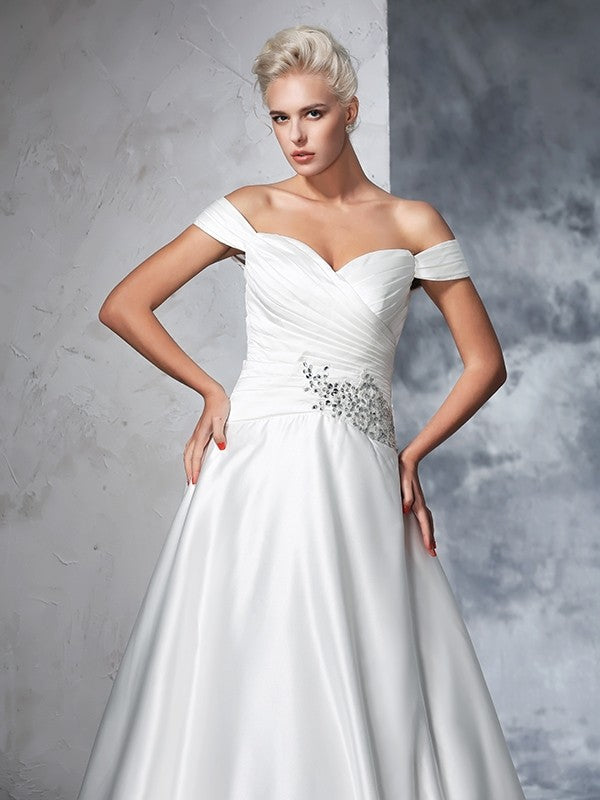 Vestidos de novia largos de satén sin mangas con fruncido y hombros descubiertos