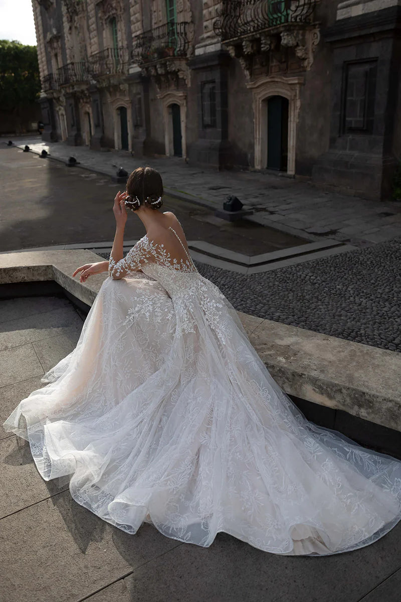 Abito da sposa a maniche lunghe in pizzo con scollatura a trapezio