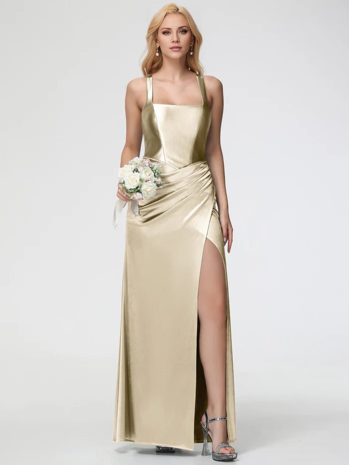 Vestido de fiesta ajustado con pliegues en los hombros y abertura hasta el suelo de Jimiss