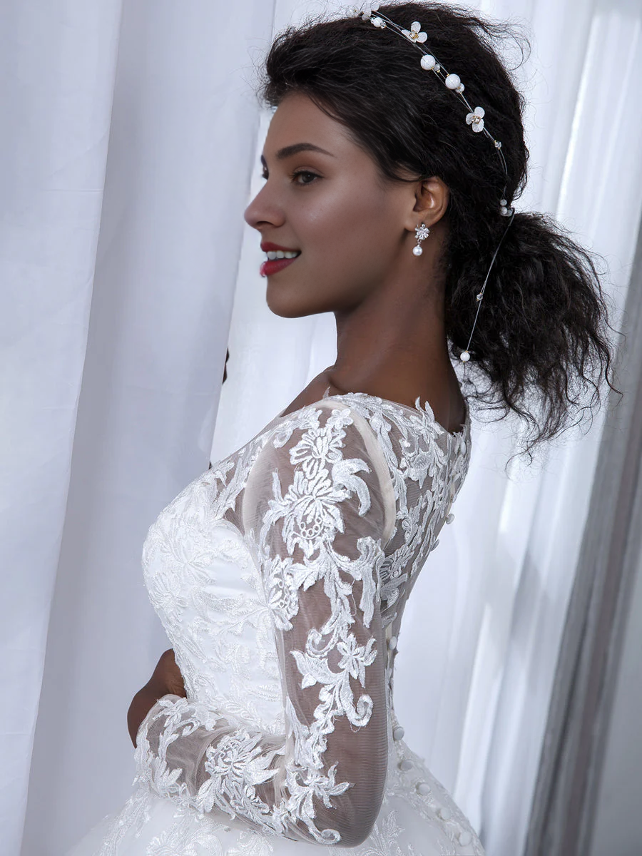 Vestido de novia de gasa con cuello transparente, mangas largas y apliques