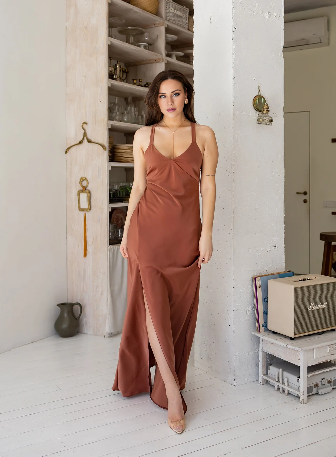 Vestido de fiesta Jimiss con escote en V, tirantes finos, abertura lateral y largo hasta el suelo 