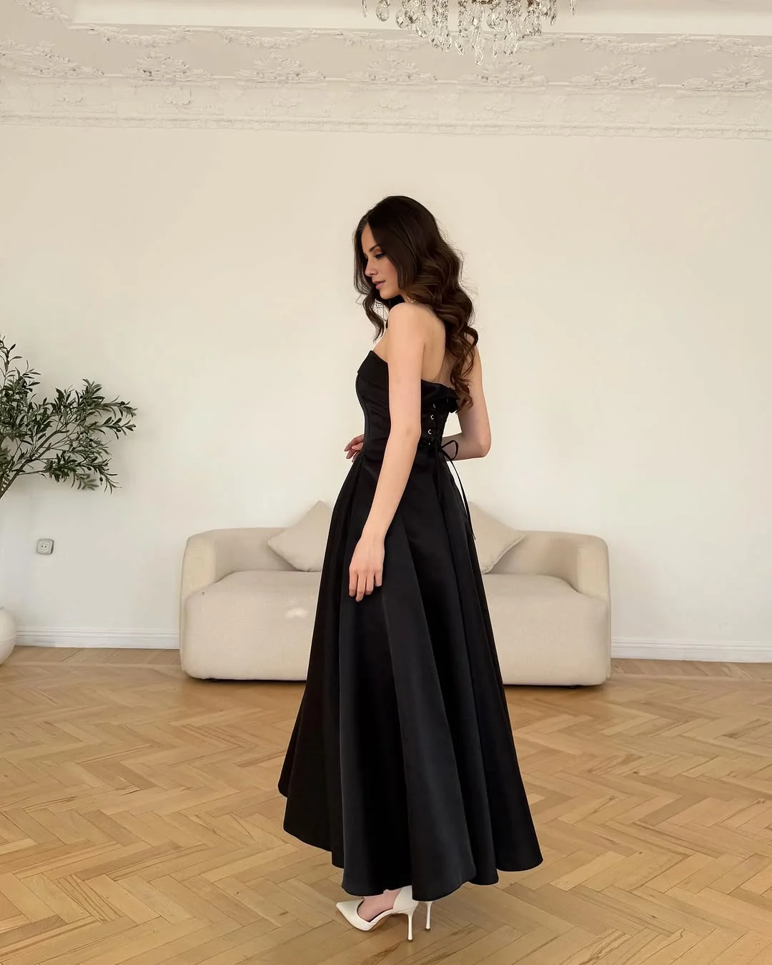 Vestido de fiesta minimalista con hombros descubiertos y corte A de Jimiss