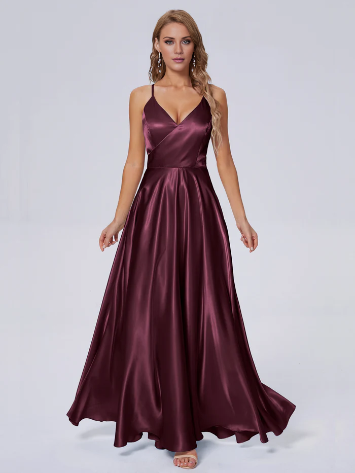 Elegante vestido de dama de honor de satén suave con tirantes al hombro y largo hasta el suelo.