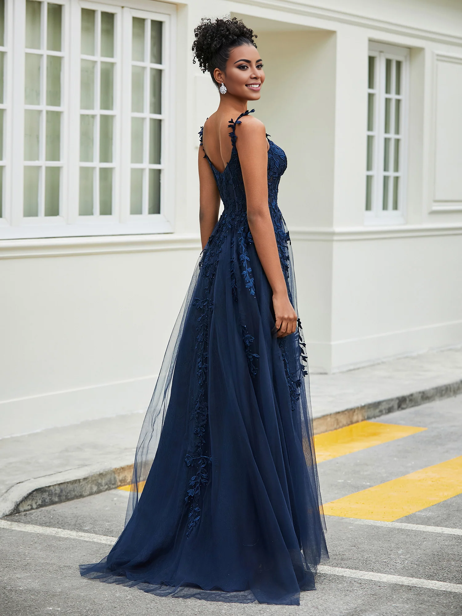 Vestido transparente con falda larga y abertura amplia