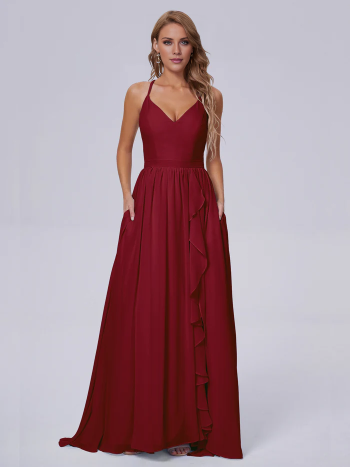 Elegante vestido de dama de honor de gasa con tirantes al hombro y largo hasta el suelo.