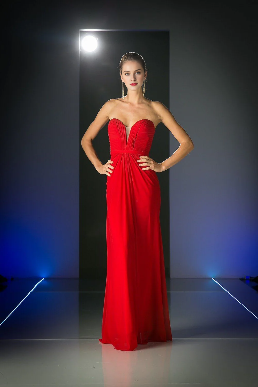 Vestido largo sin tirantes con escote en forma de corazón