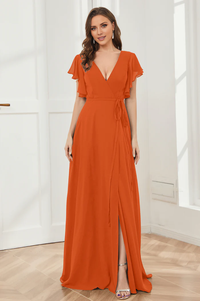 Vestido de dama de honor de gasa con escote en V, mangas con volantes, abertura y largo hasta el suelo