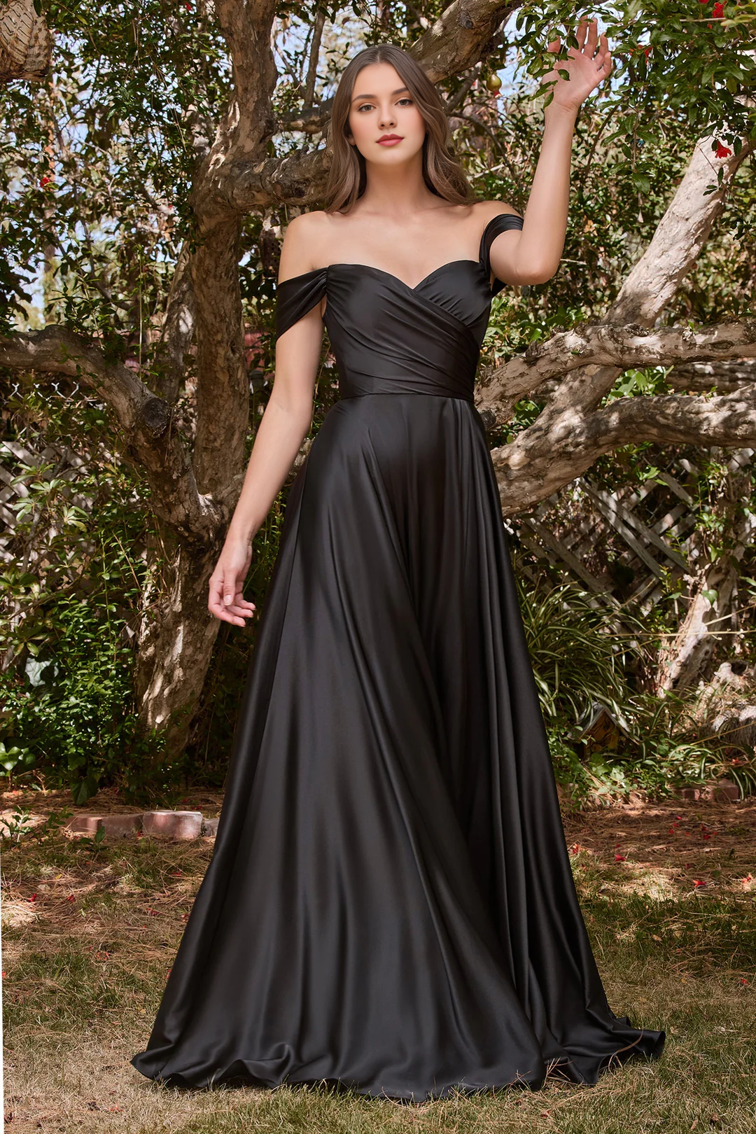 Vestido largo con hombros descubiertos y falda con abertura en forma de A
