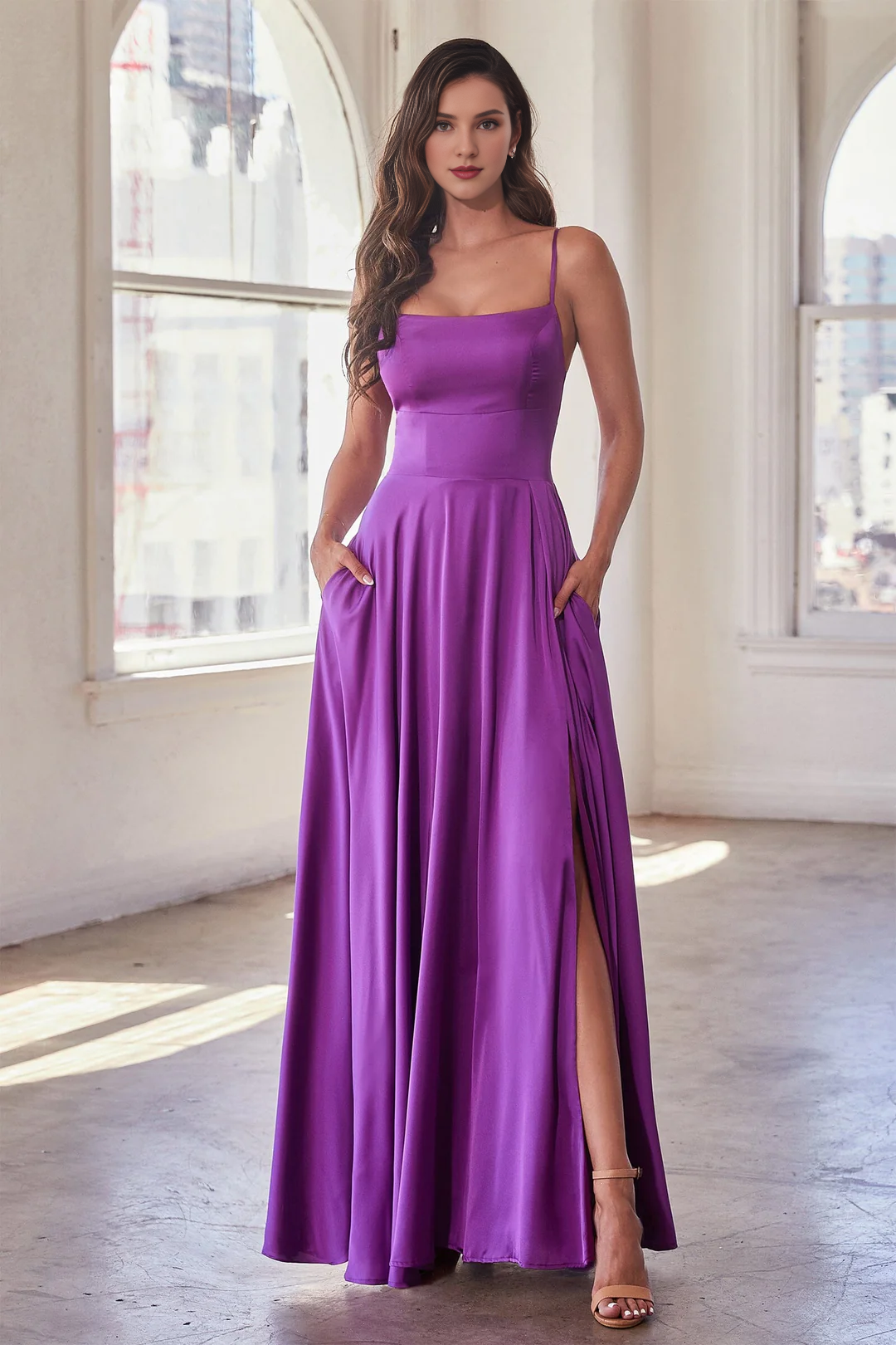 Vestido largo sin mangas de satén con falda con abertura en forma de A