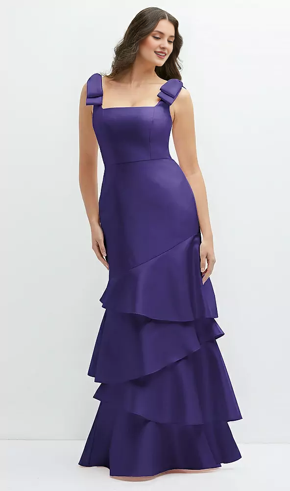 Vestido de fiesta de satén con falda asimétrica en capas y lazo en los hombros