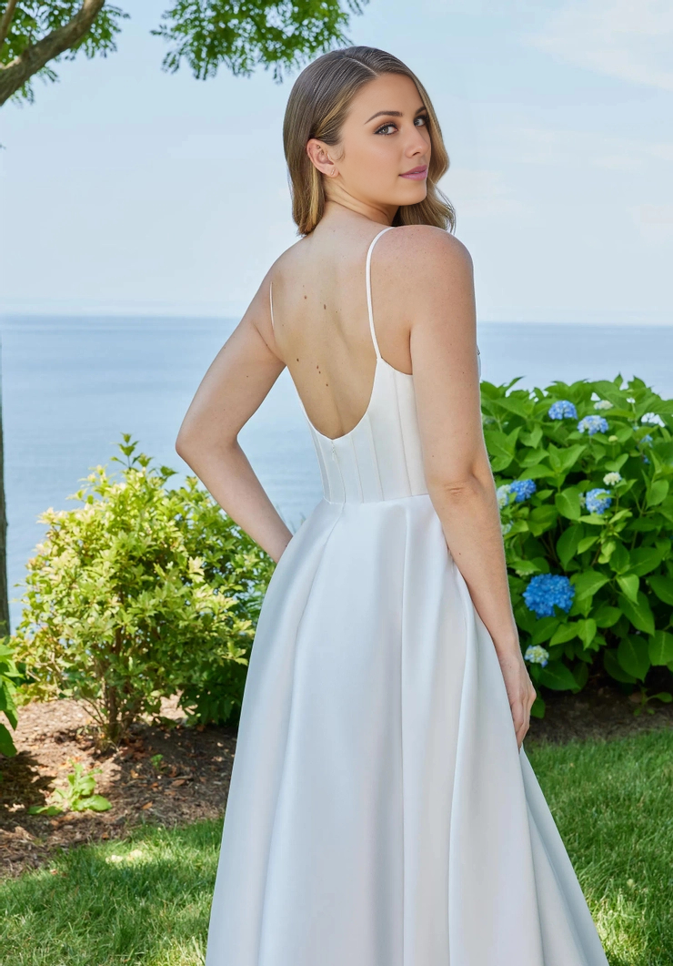 Abito da sera lungo fino al pavimento, con scollo a cucchiaio, spacco frontale e linea ad A