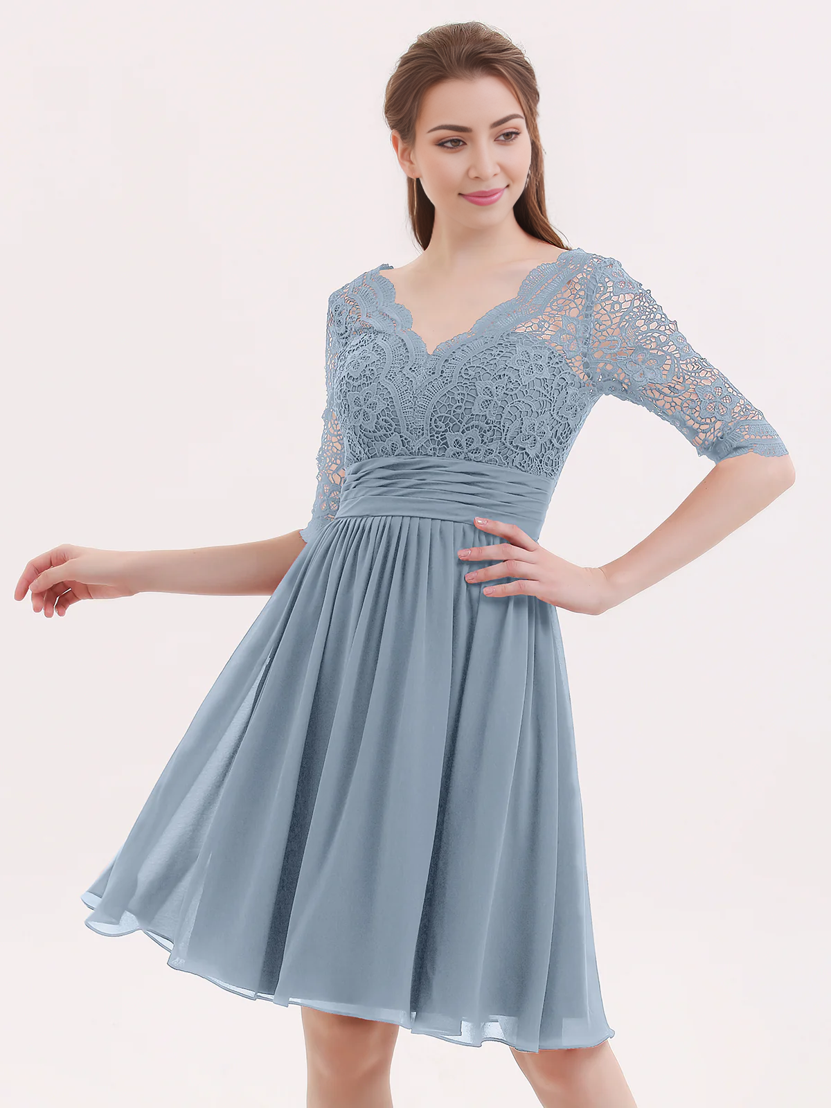 Abito corto in pizzo e chiffon con maniche a cinque quarti