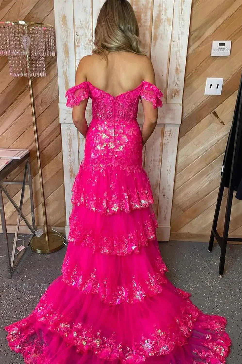 Vestido largo estilo sirena con capas de lentejuelas rojas y hombros descubiertos de Jimiss