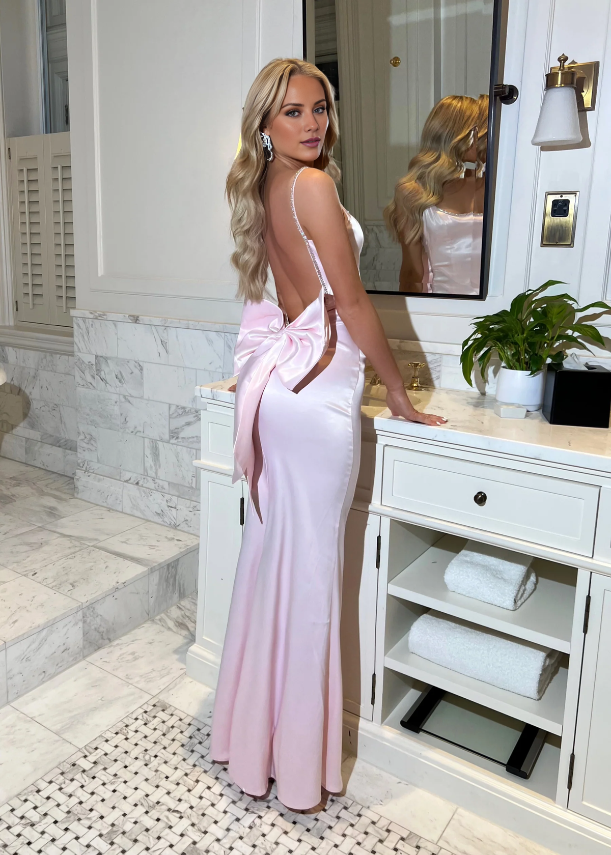 Vestido de fiesta Jimiss de satén con tirantes finos y espalda descubierta con detalles de lazo