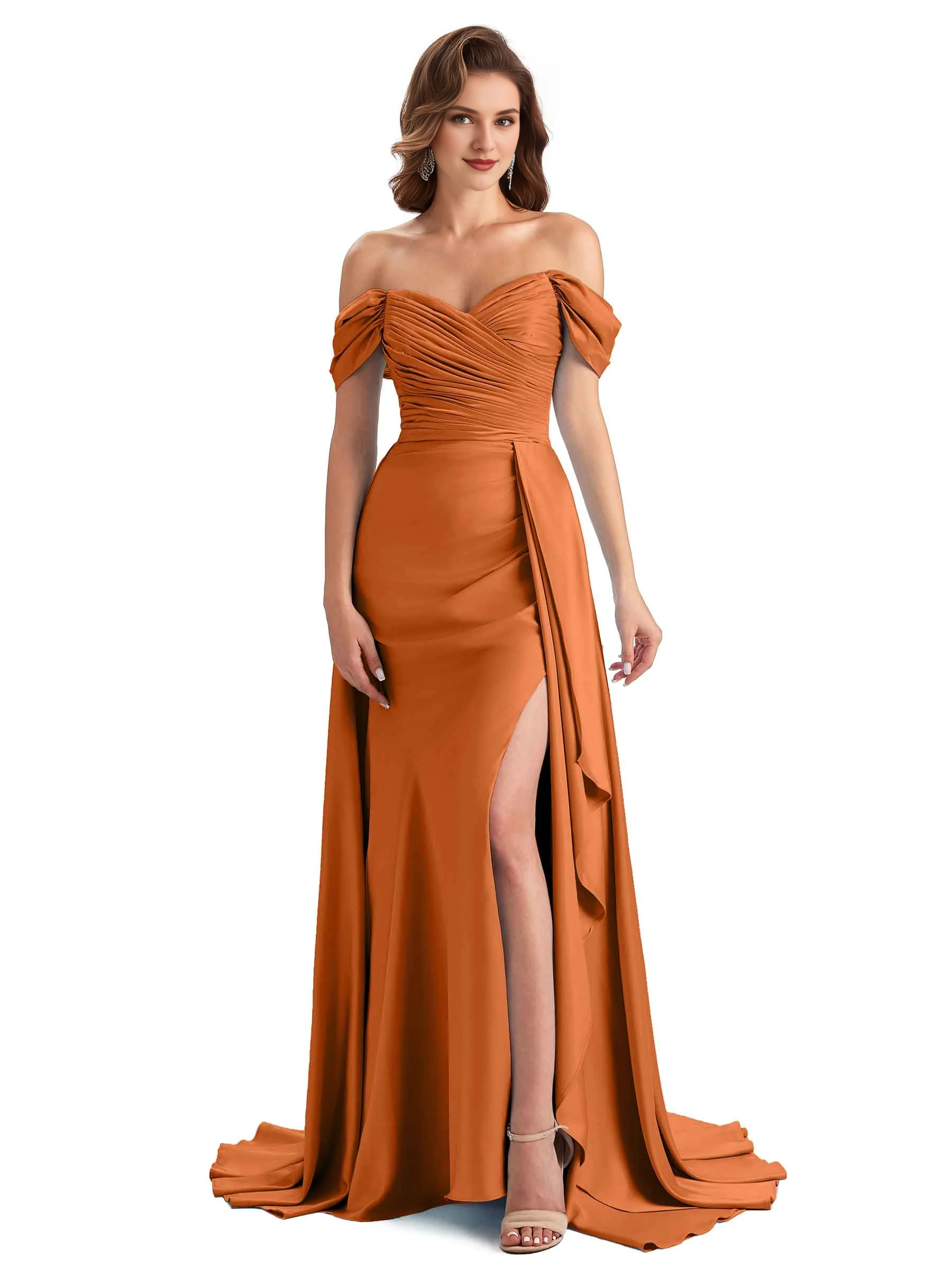 Vestido de dama de honor largo único con hombros descubiertos de satén suave y corte sirena con abertura lateral sexy