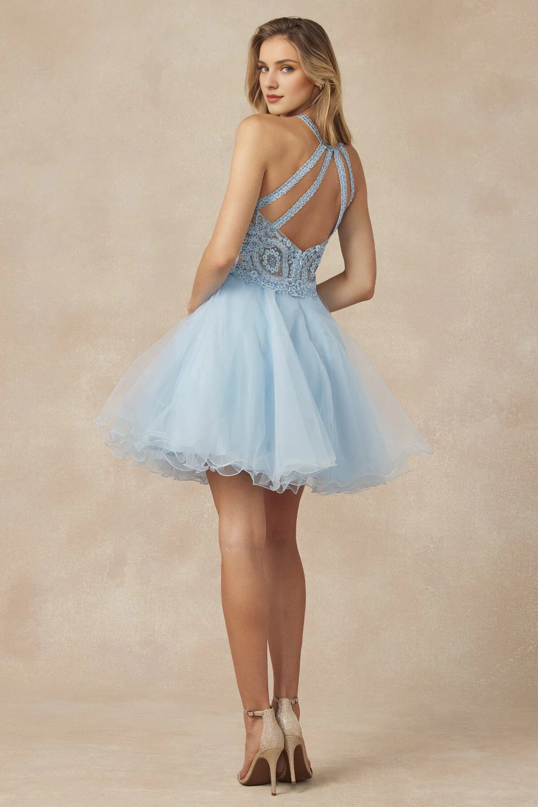 Vestido corto de cuello colgante con ilusión y apliques de encaje