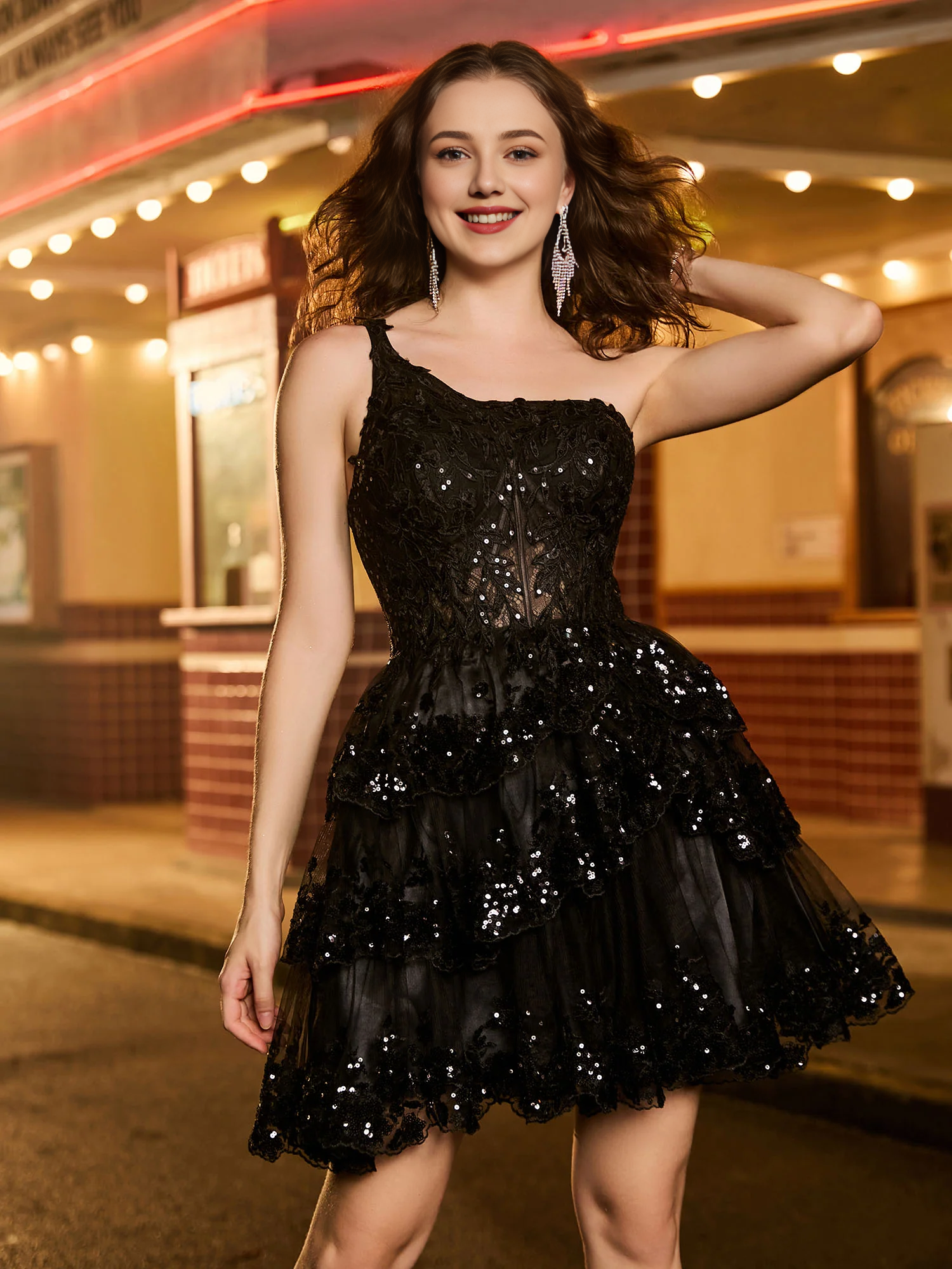 Mini abito da ballo in chiffon a strati con spalle a trapezio