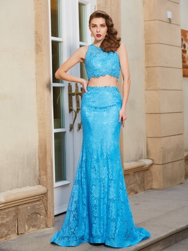 Vestido de dos piezas con escote redondo, sin mangas, cola larga y encaje