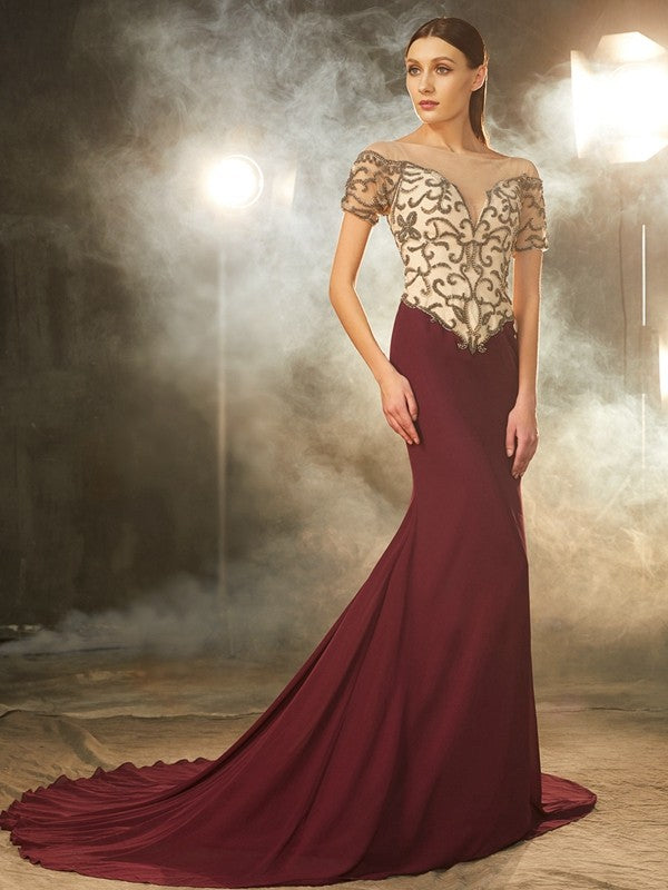 Vestidos de gasa con cuello transparente, mangas cortas y cola de corte tubo/columna con abalorios