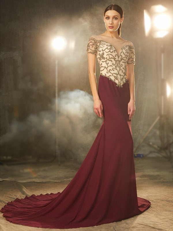 Vestidos de gasa con cuello transparente, mangas cortas y cola de corte tubo/columna con abalorios