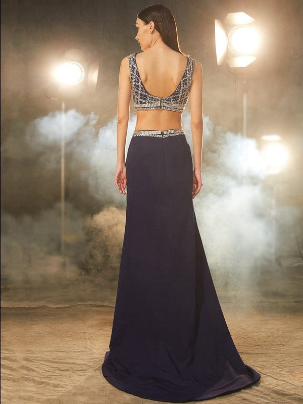 Vestido de dos piezas de satén tejido con cuentas y corte tubo/columna, sin mangas, con cola larga y escote barco