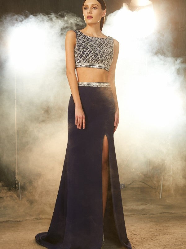 Vestido de dos piezas de satén tejido con cuentas y corte tubo/columna, sin mangas, con cola larga y escote barco