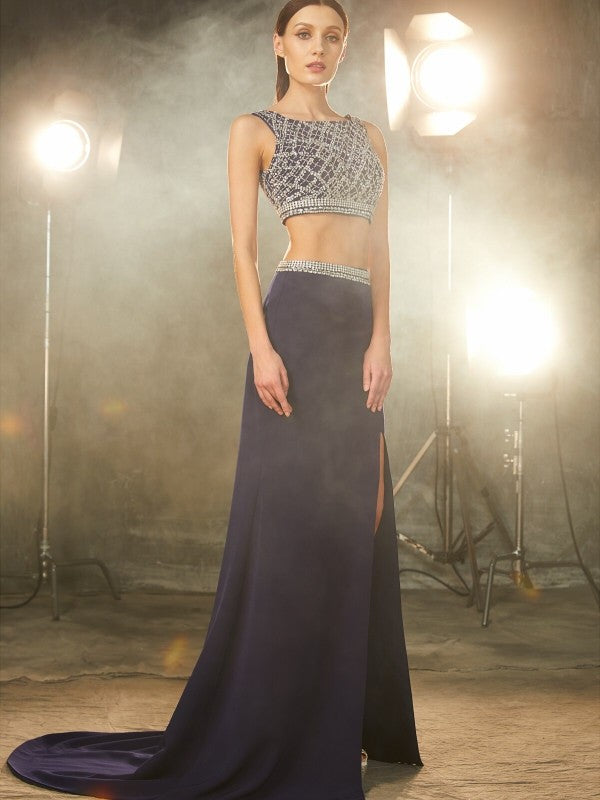 Vestido de dos piezas de satén tejido con cuentas y corte tubo/columna, sin mangas, con cola larga y escote barco
