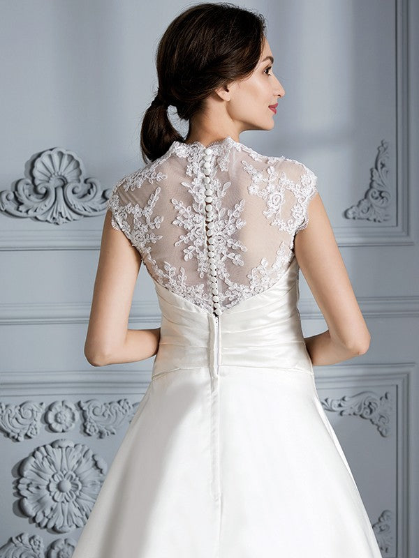 Vestidos de novia de satén con escote en V, sin mangas y cola de corte