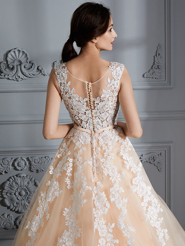 Vestidos de novia de tul con cola de corte y escote redondo sin mangas