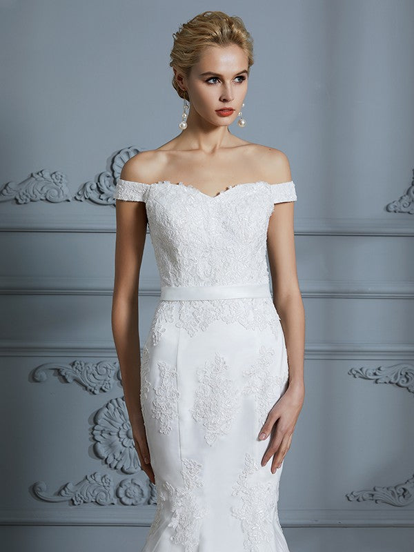 Vestidos de novia de tul con corte trompeta/sirena, sin mangas, con hombros descubiertos y encaje, con cola larga