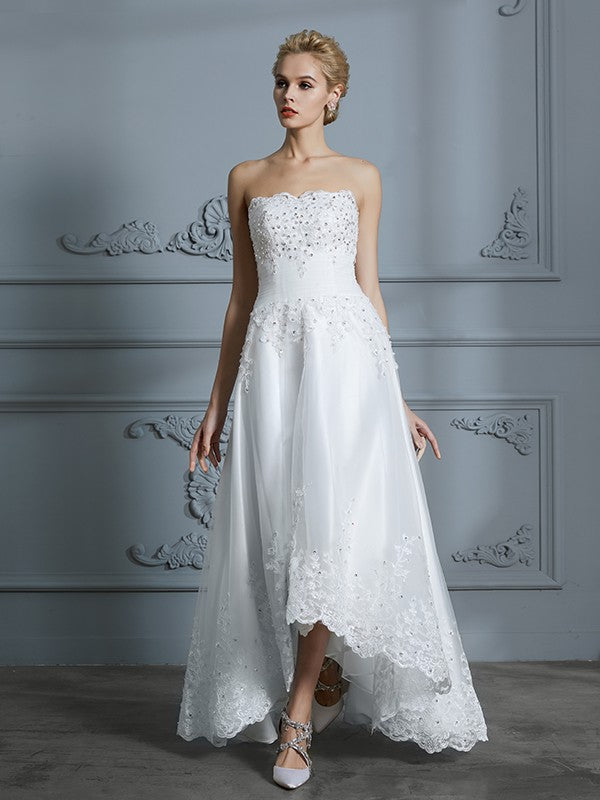 Vestidos de novia asimétricos de tul con escote corazón, sin mangas y corte princesa/en A