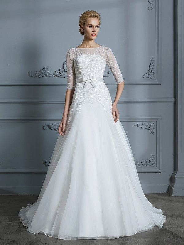 Abiti da sposa in tulle con strascico in pizzo e maniche a 1/2 in stile principessa/a-line