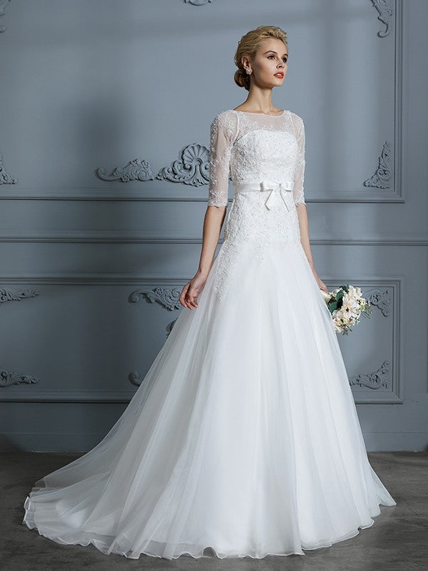 Abiti da sposa in tulle con strascico in pizzo e maniche a 1/2 in stile principessa/a-line