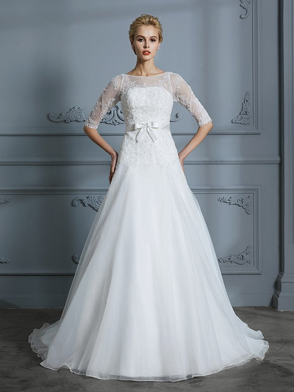 Abiti da sposa in tulle con strascico in pizzo e maniche a 1/2 in stile principessa/a-line