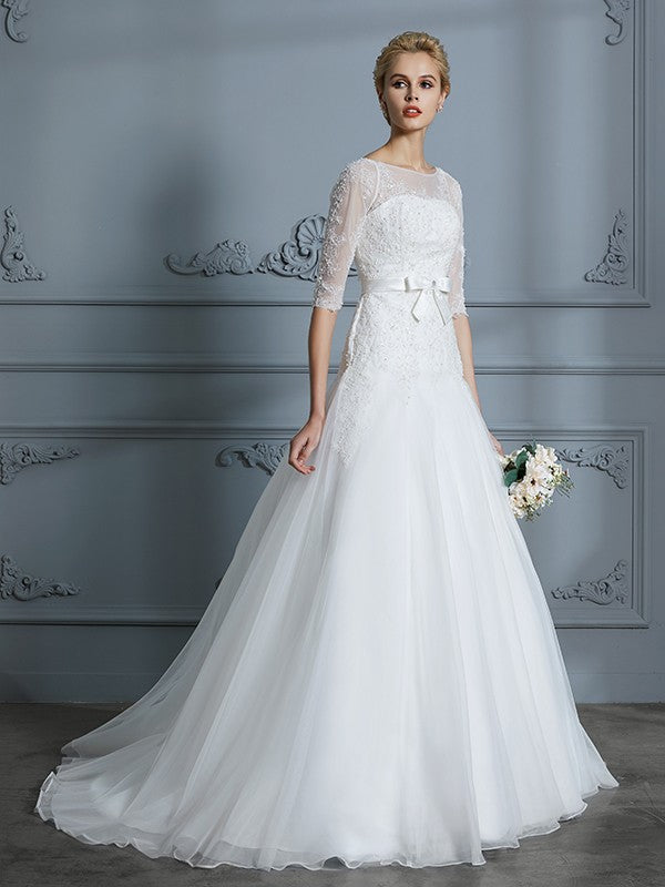Abiti da sposa in tulle con strascico in pizzo e maniche a 1/2 in stile principessa/a-line