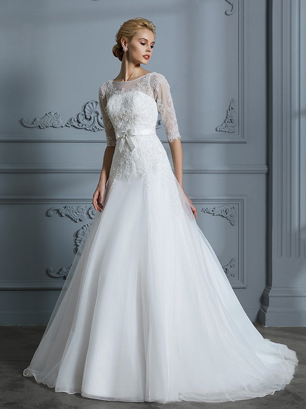 Abiti da sposa in tulle con strascico in pizzo e maniche a 1/2 in stile principessa/a-line