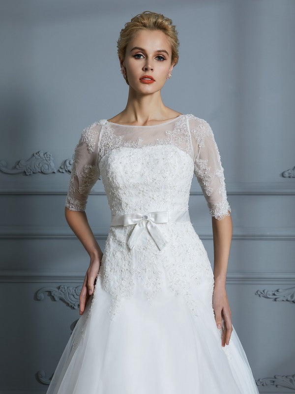 Abiti da sposa in tulle con strascico in pizzo e maniche a 1/2 in stile principessa/a-line