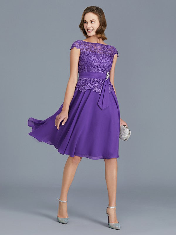 Vestidos de madre de la novia de corte A/princesa, de gasa, con escote barco, hasta la rodilla, con abalorios y sin mangas