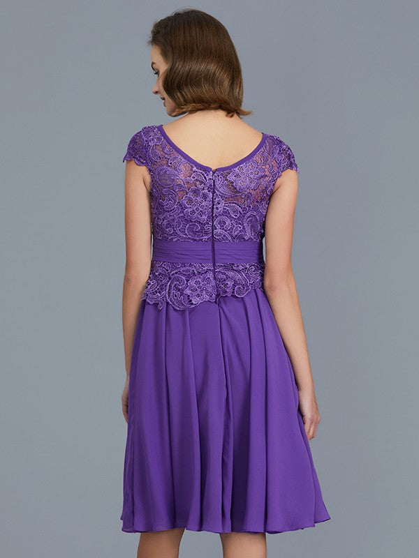 Vestidos de madre de la novia de corte A/princesa, de gasa, con escote barco, hasta la rodilla, con abalorios y sin mangas