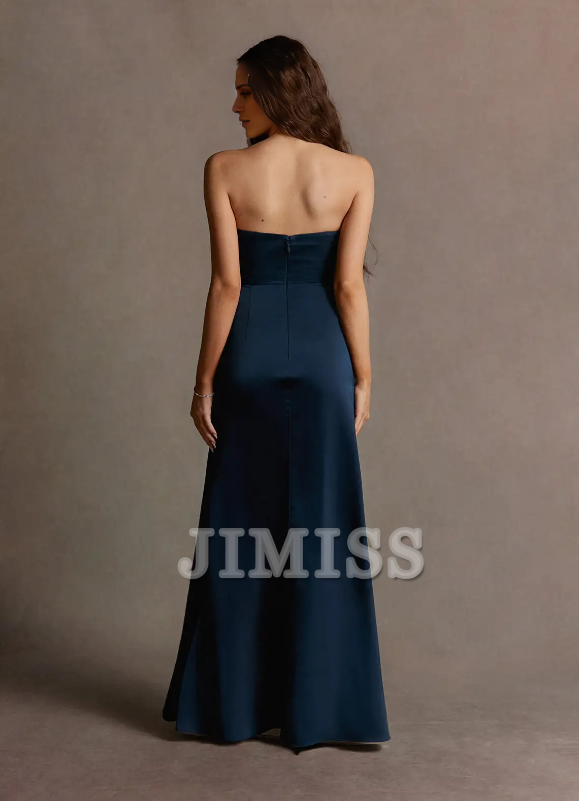 Abito da sera lungo fino al pavimento con schiena a farfalla in raso e spalle scoperte