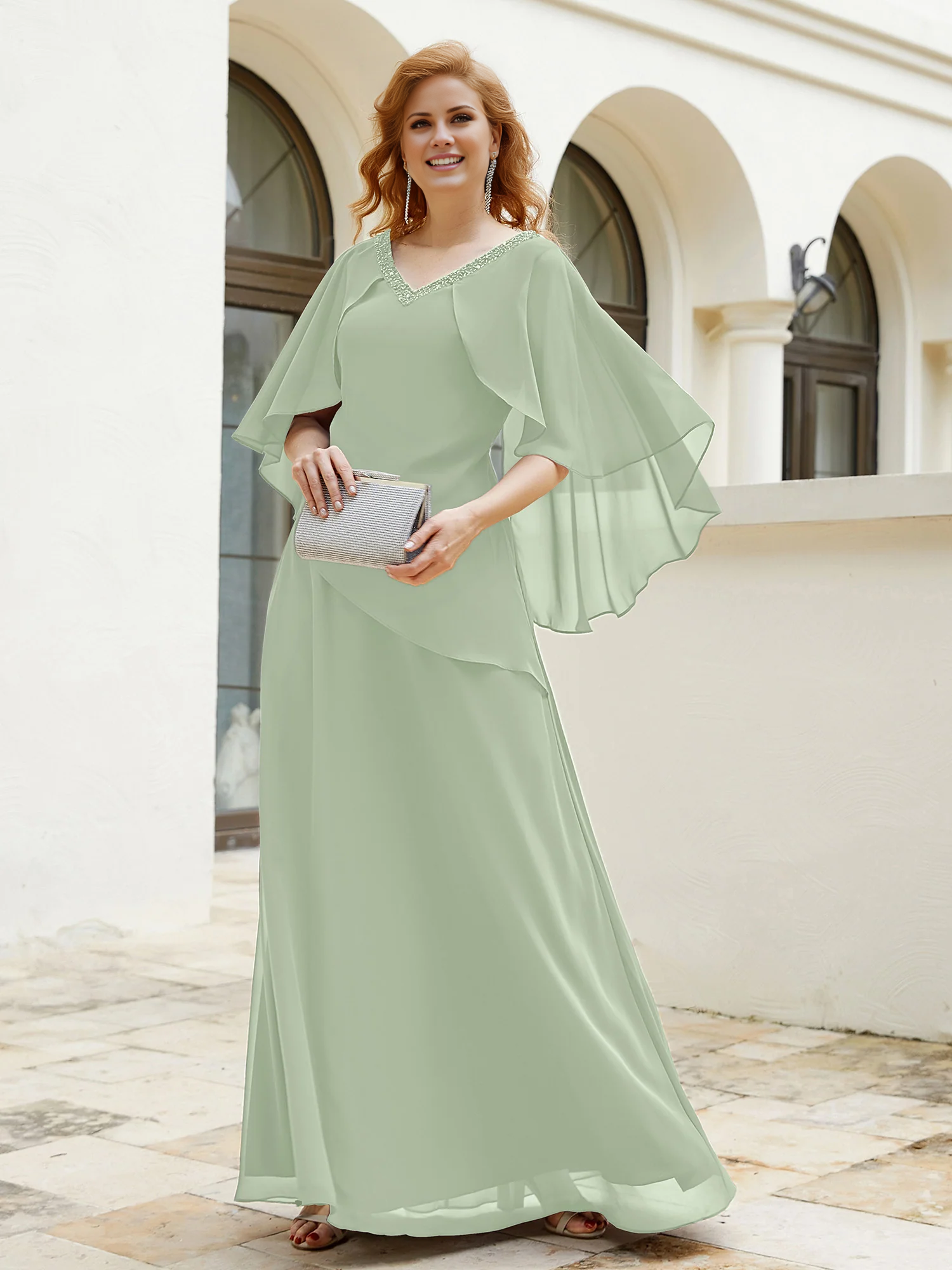 Elegantes mangas adornadas con cuentas en el vestido de madre de la novia.