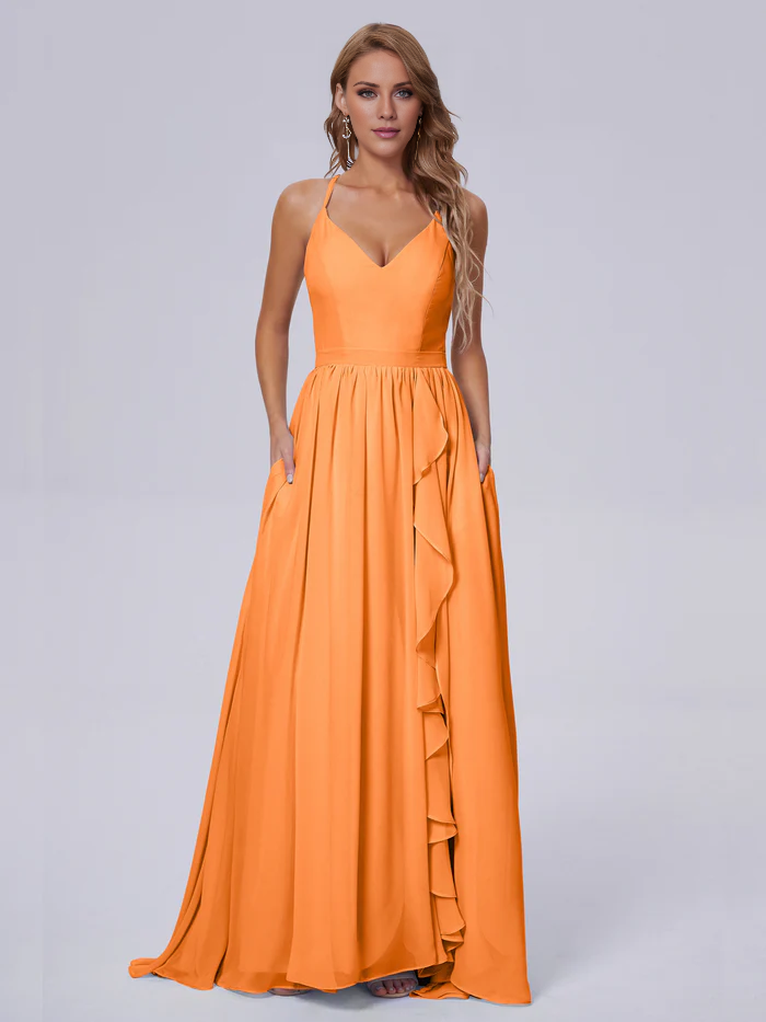 Elegante vestido de dama de honor de gasa con tirantes al hombro y largo hasta el suelo.