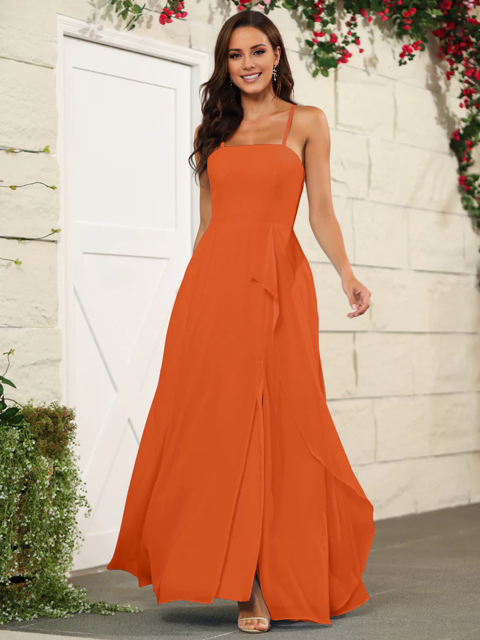 Hermoso vestido de dama de honor de gasa fina con tirantes finos y largo hasta el suelo.