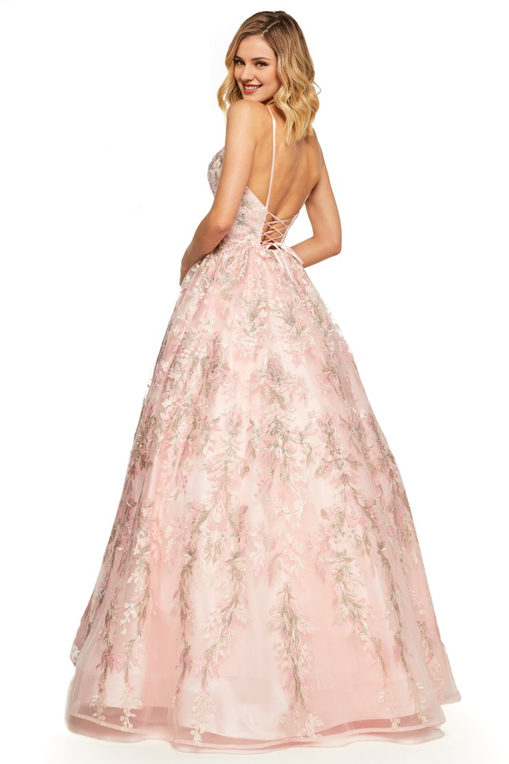 Abito da sera lungo fino al pavimento, con scollo a V, applicazioni in pizzo trasparente e spalline sottili 