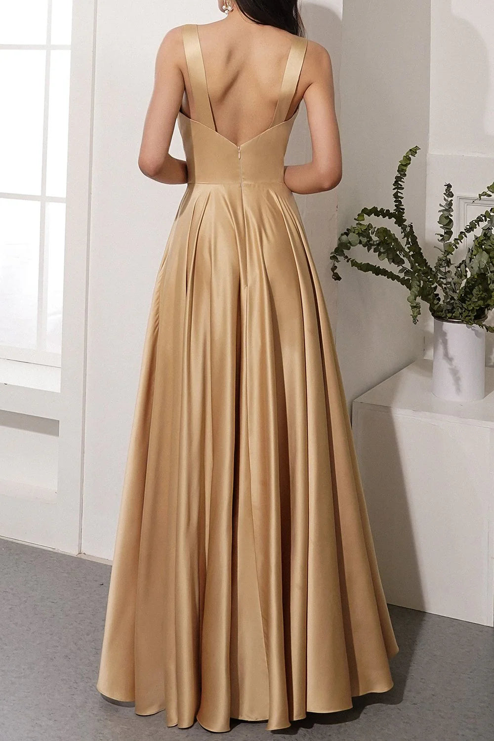 Abito da ballo in raso con spalle scoperte, schiena scoperta e spacco frontale lungo fino al pavimento