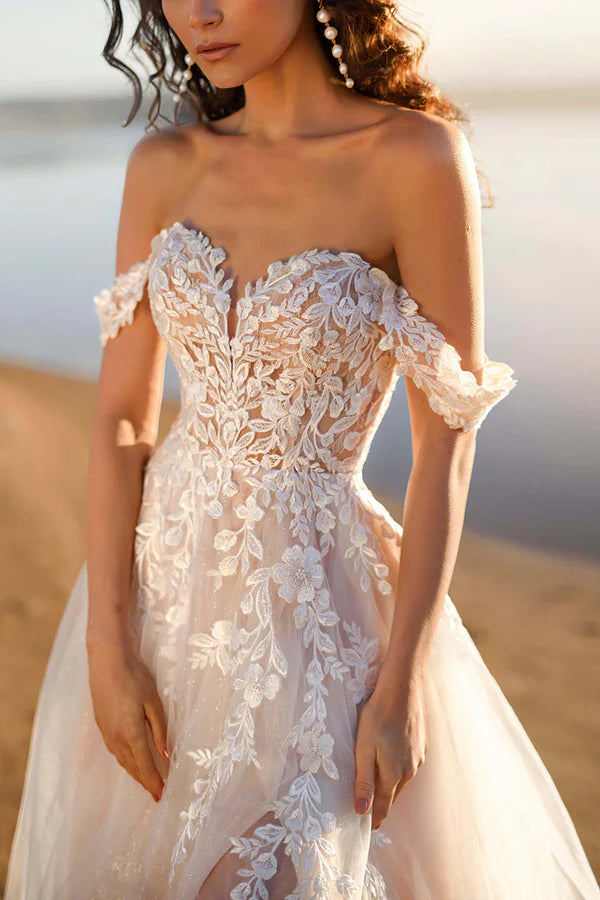 Vestido de novia princesa con apliques de encaje y hombros caídos