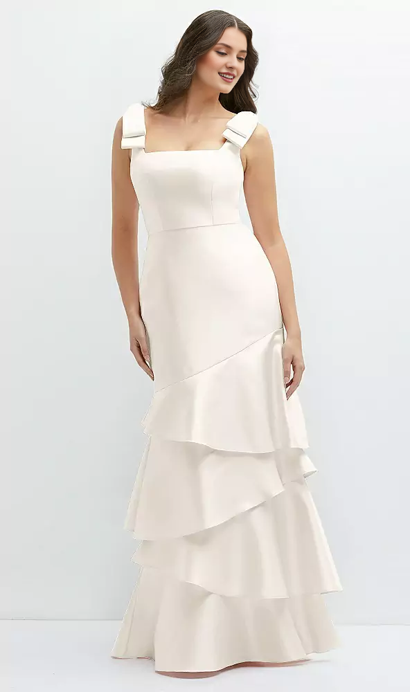 Vestido de fiesta de satén con falda asimétrica en capas y lazo en los hombros