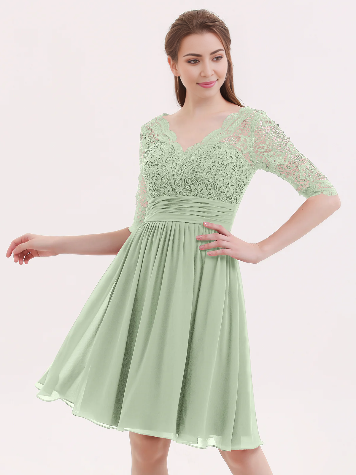 Abito corto in pizzo e chiffon con maniche a cinque quarti