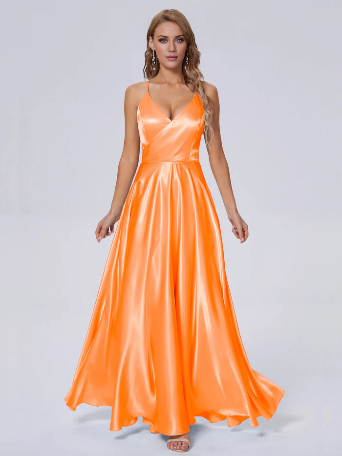 Elegante vestido de dama de honor de satén suave con tirantes al hombro y largo hasta el suelo.